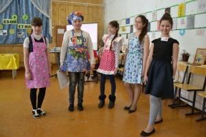 Девочки демонстрируют свои изделия