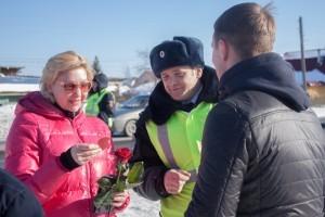 Гаишники и кашинские активисты дарили розы женщинам-водителям