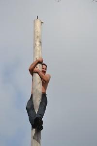 Нынче Геннадию Проскурякову добраться до вершины столба не удалось 2