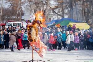 Сжигание масленицы. Фото Антона Каменского