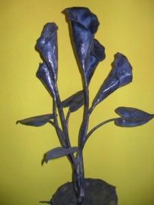 В умелых руках художника металл превращается в нежные цветы