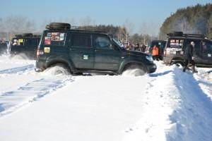 Внедорожники штурмуют снежное поле
