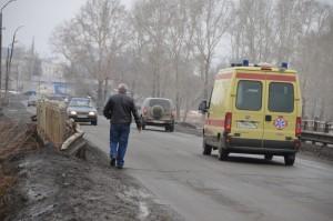 Пешеходы вынуждены идти по проезжей части