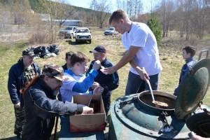 Участников субботника накормили солдатской кашей