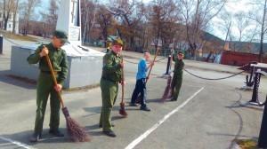 Кадеты прибираются у памятника погибшим морякам