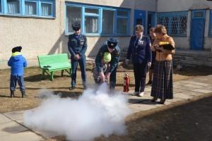 Дети учатся работать с огнетушителем