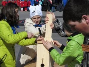 День птиц. Дети мастерят скворечник