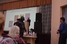 Арамиль полицейские выводят человека в маске