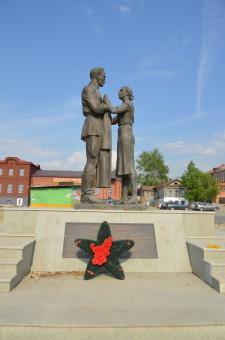 Арамиль. Набережная. Памятник шинели