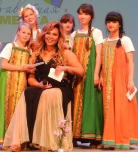 Воспитанницы детского дома с певицей Корнелией Манго