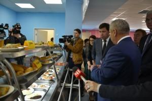 Е. В. Куйвашев в столовой лагеря "Бригантина"