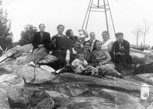 Первая слева Х. И. Меньшикова, третья справа А. Щетинкина