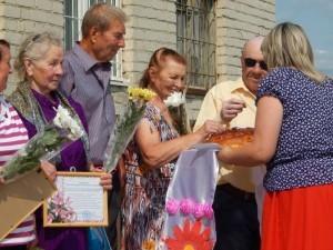 Семейных юбиляров встречают караваем и солью