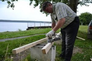 Дмитрий Колташев работает с брусом