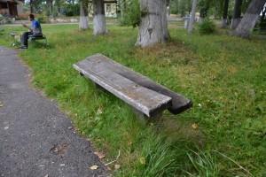 Сломанные скамейки на лодочной