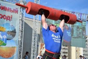 День города Сысерть, показательные выступления силачей