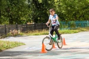 Фестиваль дворовых игр. Фигурное вождение велосипеда. Фото Н. Беловой