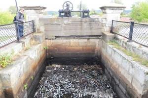 Мусор у плотины