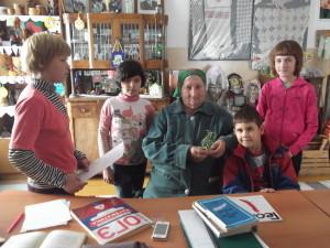 Валентина Васильевна Сартакова с юными краеведами