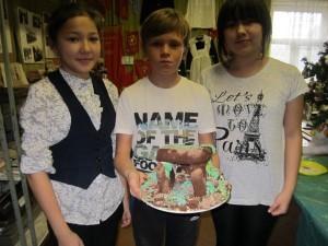 Участники конкурса и их торт в виде дольмена