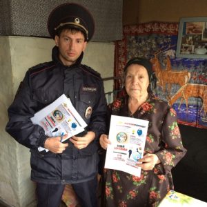 Участковый В. Харисов раздает памятки пожилым людям