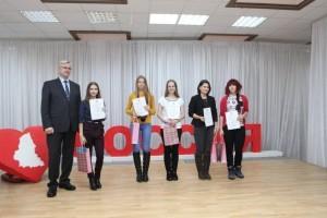 Анна Бабушкина - вторая справа среди награжденных