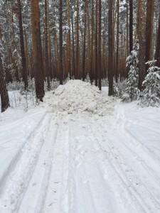 Сугробы на лыжероллерной трассе лыжной школы "Спартак"