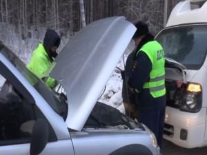 Автоинспекторы спасают замерзающих на дороге водителей