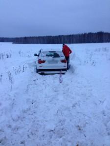 Авто застряло в снегу, помощь на дорогах