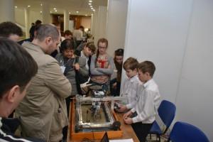 Своего робота презентуют Сергей Соколов и Матвей Банных