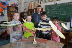 Юные авиамоделисты с педагогом В. В. Гавриленко