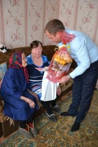 П. П. Новоселов поздравляет А. Р. Ившину со 105-летним юбилеем