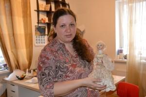 Любовь Лебедева со своей первой куклой из полимерной глины