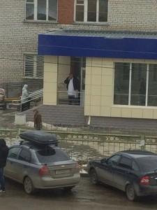 Курилка у детской поликлиники