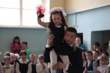 11 классник Сергеев Евгений и пе6рвоклассница подают Последний звонок