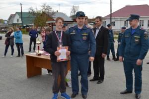 награждает участников зам начальника ОНД Сергей Костарев