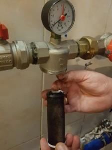 Фильтр, забитый торфом и вода