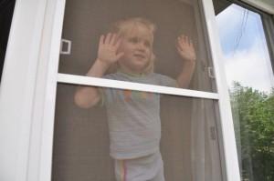 ребенок выпал из окна