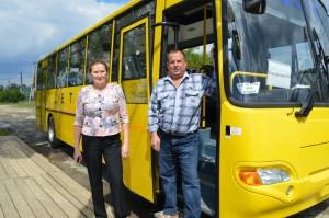 На новом автобусе из Екатеринбурга приехали водитель Сергей Анатольевич Лутков и директор школы №8 Людмила Константиновна Куваева