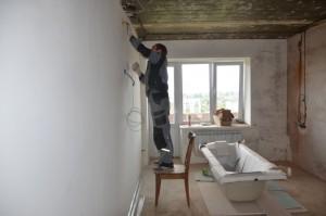 Идет ремонт в сгоревшей квартире