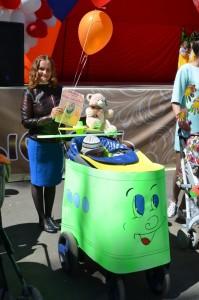 Участница парада колясок Светлана Кленова с сыном Владом