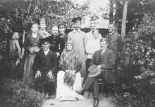 Жители Сысерти с англичанином Райтом (на переднем плане справа)