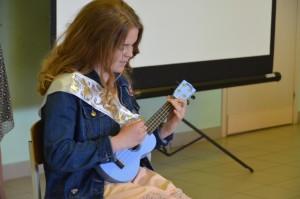 Виктория Летемина исполнила песню под аккомпанемент укулеле