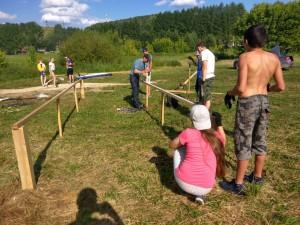 Гребцы восстанавливают козелки для байдарок