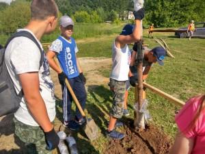 Гребцы восстанавливают козелки для байдарок