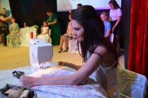 Милослава Краснопольская шьет платье прямо на глазах у зрителей