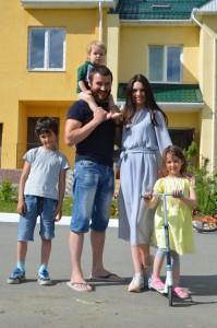 Семья Краснопольских возле дома в селе Кашино