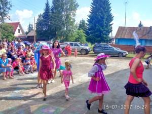 Дефиле необычных шляп