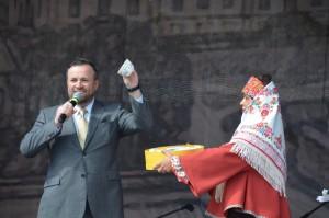 10 Карамышеву подарили сервиз от Фарфора Сысерти