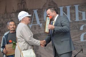 14 Награждение председателя уличного комитета Г. Н. Колясниковой